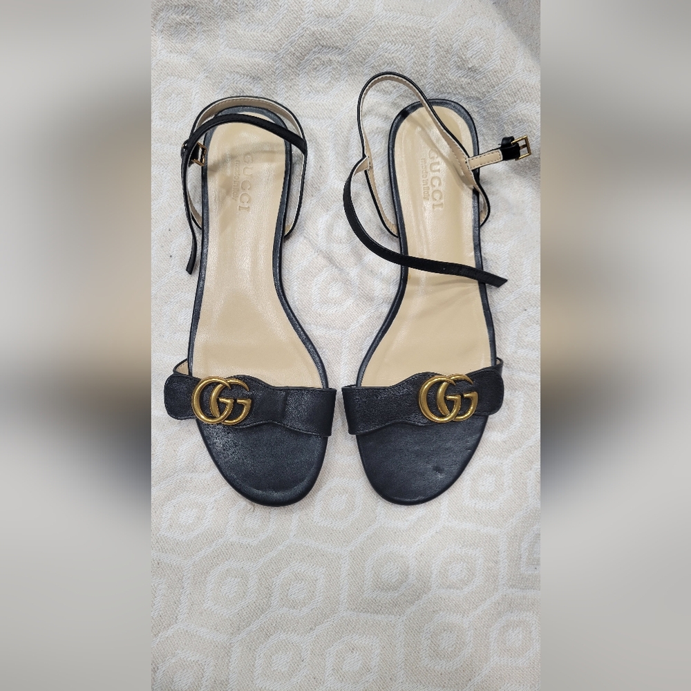 Gucci Black Flats with Gold Accents. Please read discripton for sizing!